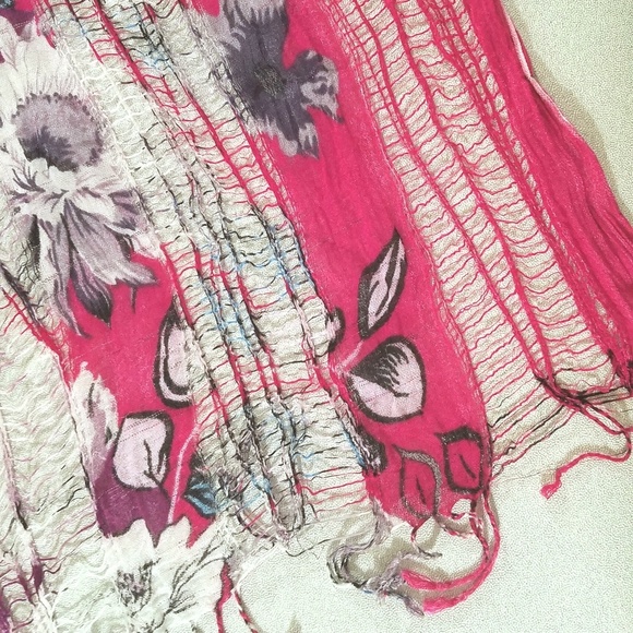 Scarf fringed purple and pink w/ floral design - Picture 3 of 7